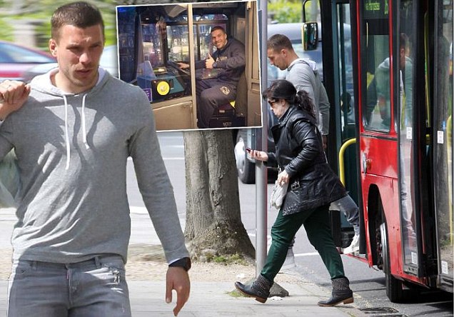 Podolski, Bintang Mahal yang Senang Naik Bus